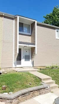 Building Photo - Renovated townhouse in established Frederi...