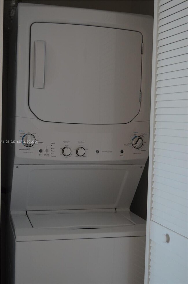 Building Photo - 121 NE 34th St