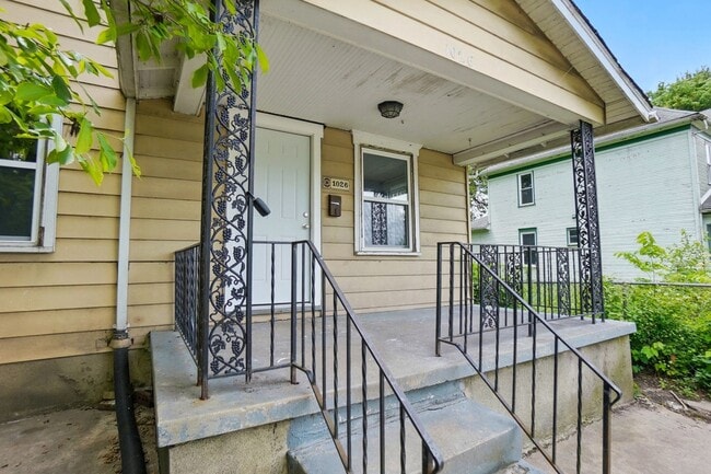 Building Photo - Two Bedroom in Dayton!