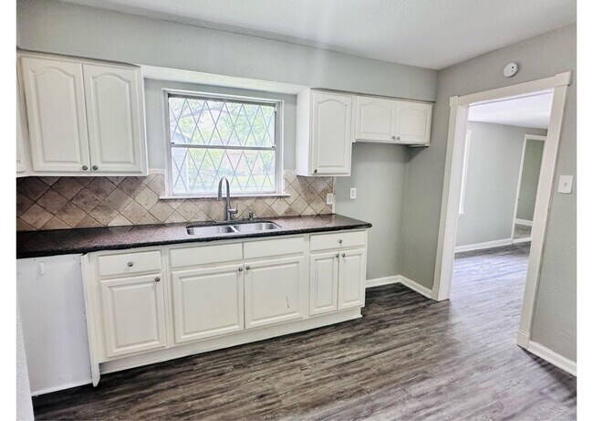 Building Photo - 4914 Kelso St