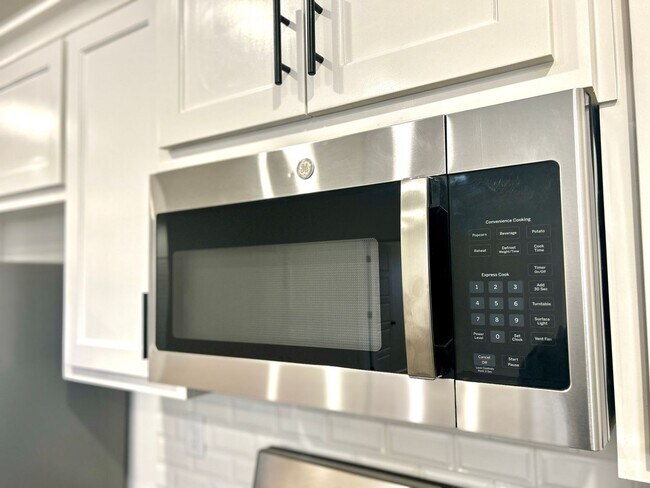 Building Photo - Centerton Home Available NOW! 4 bed, 2 full bath no carpet home. LARGE fenced backyard