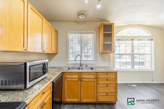 Building Photo - 3 bed 2 bath home