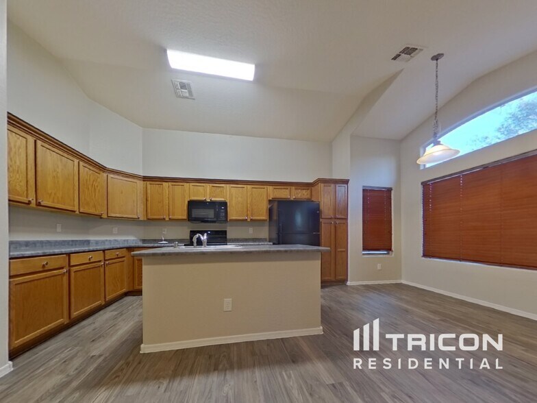 Building Photo - 25862 W Whyman St