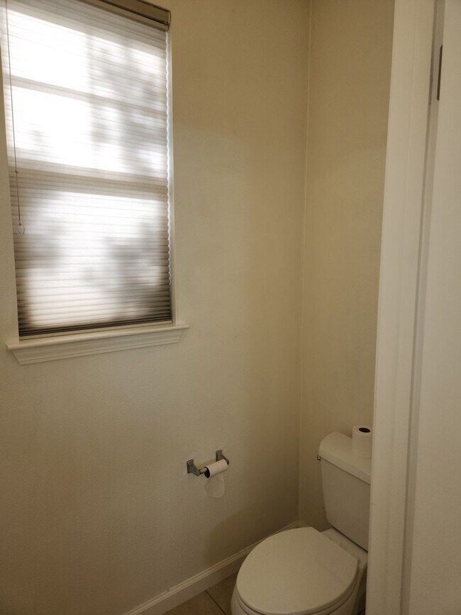Building Photo - Lovely 3 bedrooms, 2 bathrooms located in ...