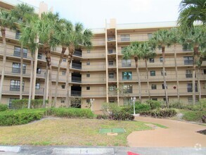 Building Photo - 4640 Lucerne Lakes Blvd N