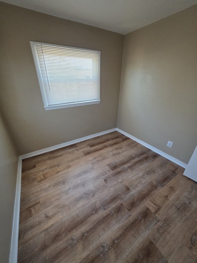 Building Photo - 3 bed 1.5 bath home, large backyard!