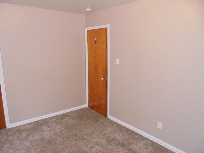 Building Photo - 2/1 brick Home CALL DIANA FOR A SHOWING AT...