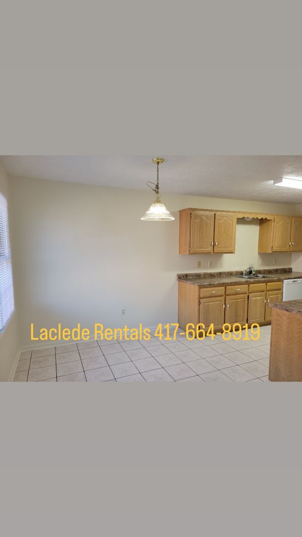 Building Photo - 2 Bedroom 2 Bathroom Duplex " February Spe...