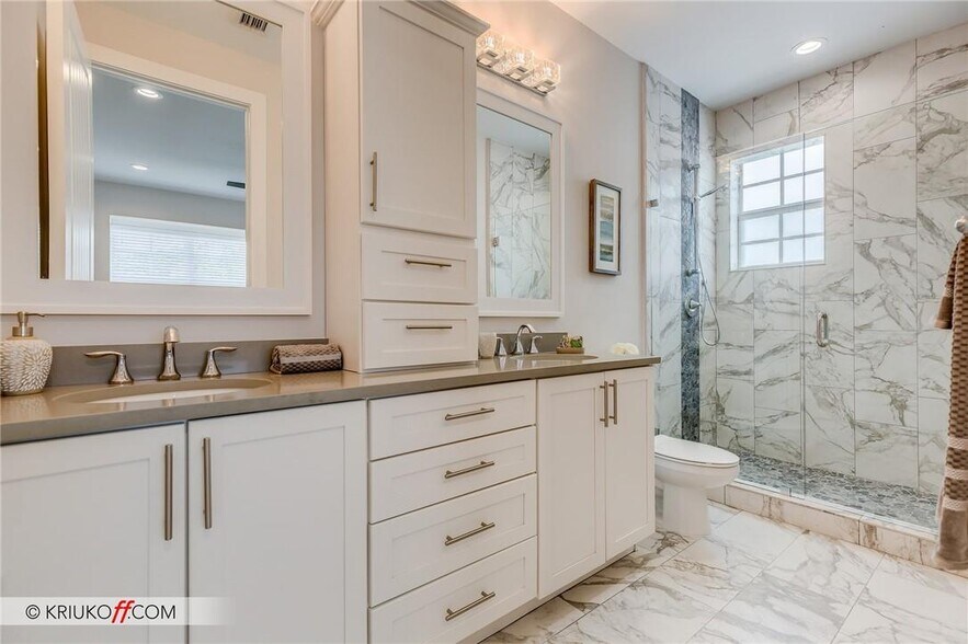 Building Photo - 637 SW 12th Ave