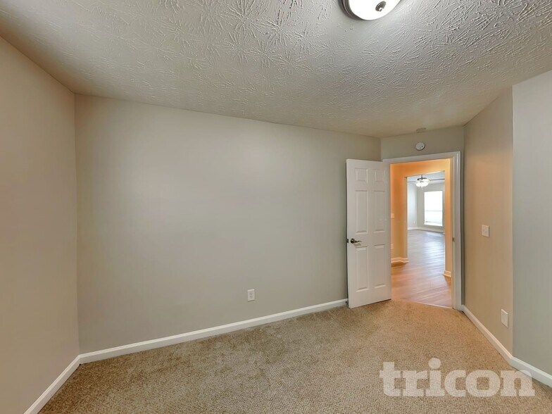 Building Photo - 530 Mackinaw Dr