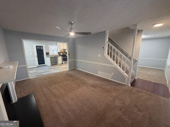 Building Photo - 212 Regal Way W