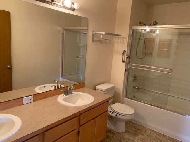 Building Photo - Beautiful 3-bd, 2.5-bath house The Ridge in Kent.