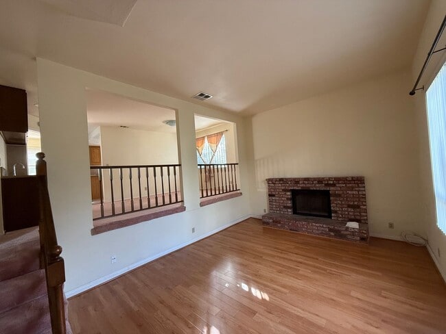 Building Photo - Prime Location End-Unit 3BR 2.5BA Townhome for Rent