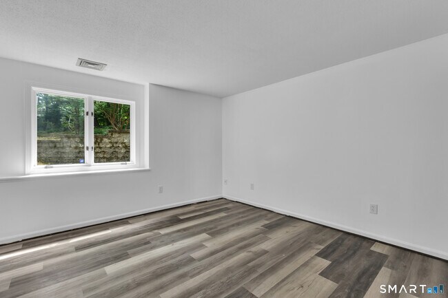 Building Photo - 15 Cardinal Dr