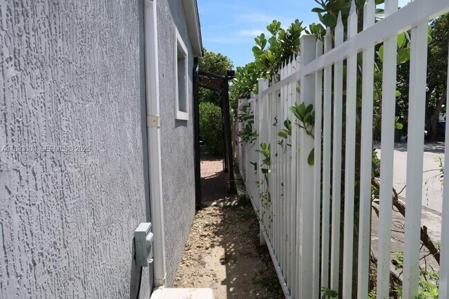 Building Photo - 1336 NW 38th St