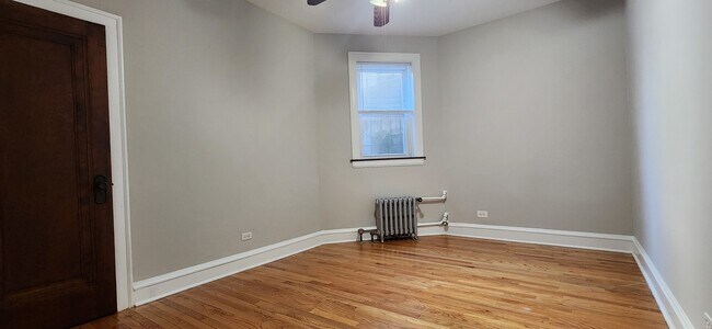 Building Photo - 1925 W Belle Plaine Ave