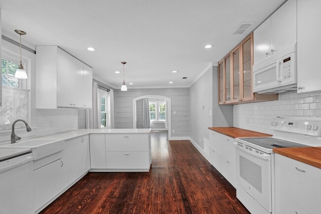 Building Photo - Cutest Cottage available Now in McKinney!