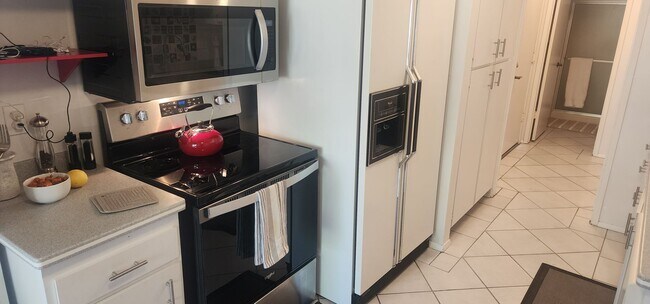 Building Photo - Fully furnished 2-bedroom, 2-bathroom town...