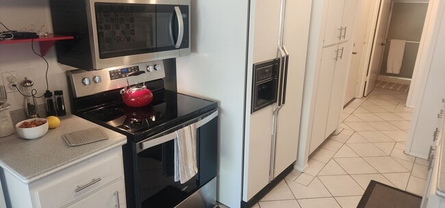 Building Photo - Modern & Fully Furnished Townhouse with Mo...