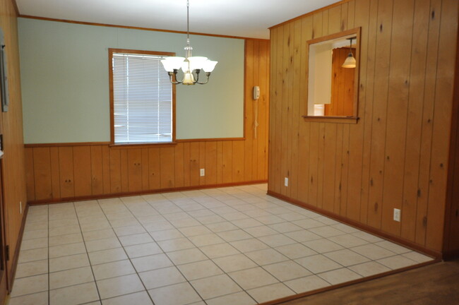 Building Photo - COMING SOON! 3 Bedroom 1.5 Bath Rental in ...