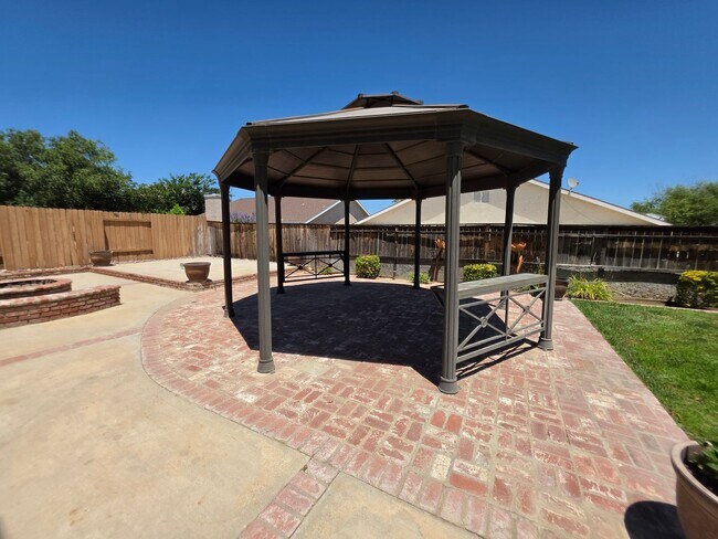 Building Photo - Spacious 4 Bedroom 2 bath Home in Victorville – Landscaping Included!