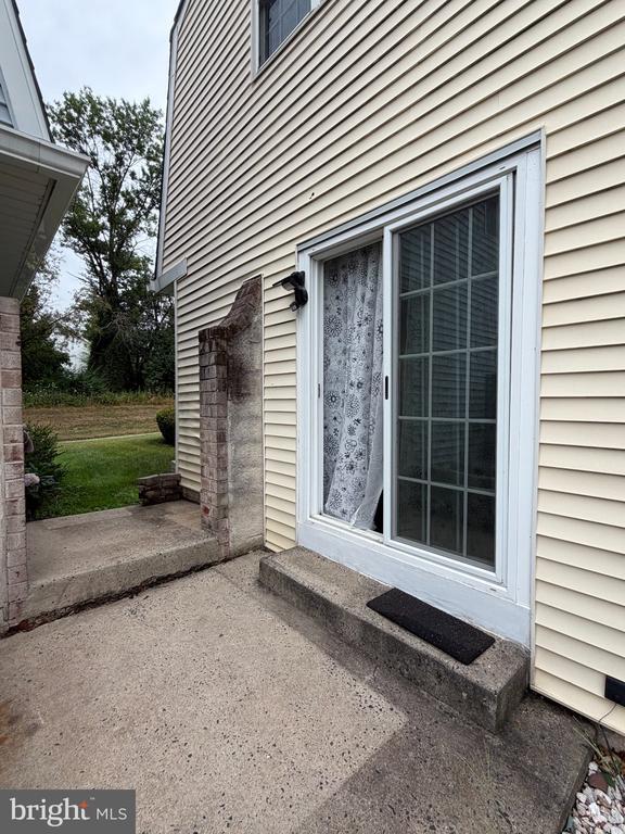 Building Photo - 422 Village Ln.
