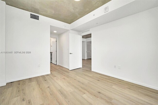 Building Photo - 475 NE 125th St