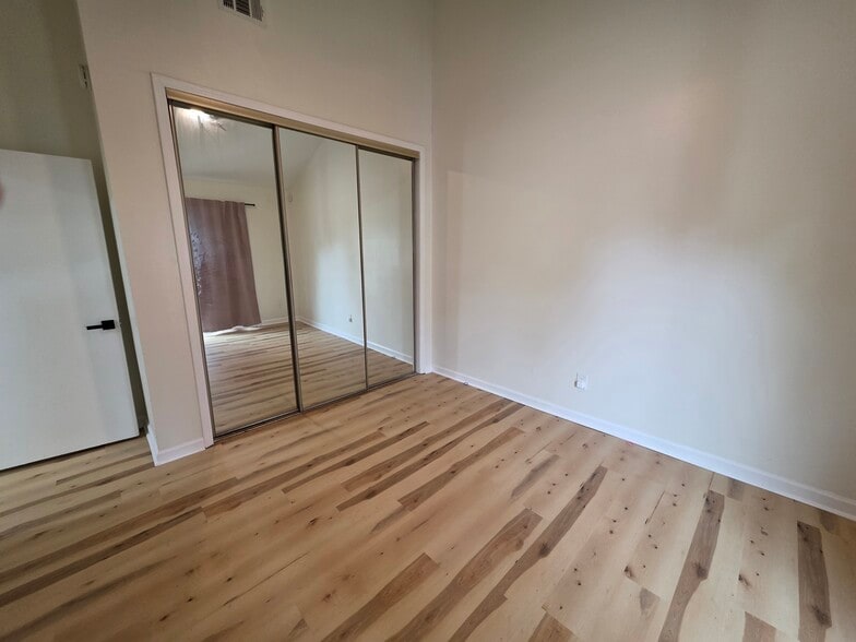 Building Photo - 647 Serramonte Dr