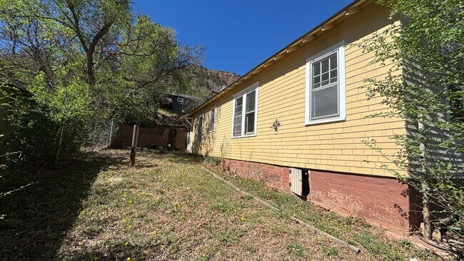 Building Photo - 825 Midland Ave