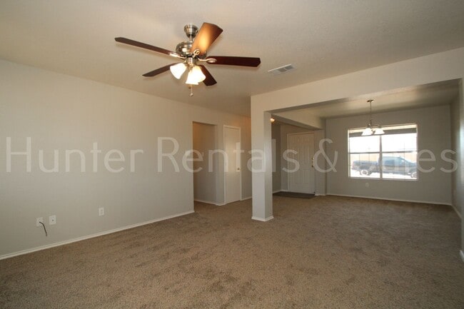 Building Photo - Spacious!