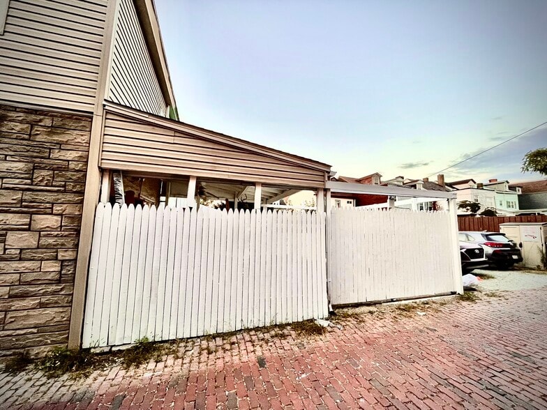 Building Photo - 413 40th St