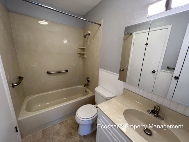 Building Photo - Beautiful Townhouse in Aurora's Mission Vi...