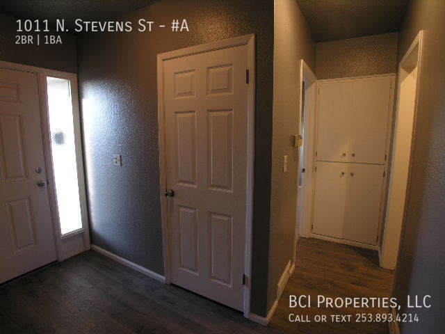 Building Photo - This beautiful 2 bedroom, 1 bath home is m...