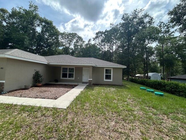 Building Photo - Rainbow Acres 3/2 Large Lot and Garage