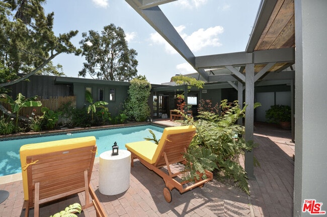Building Photo - 1450 Davies Dr