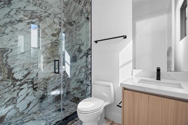 Building Photo - 1247 SW 13th Ave