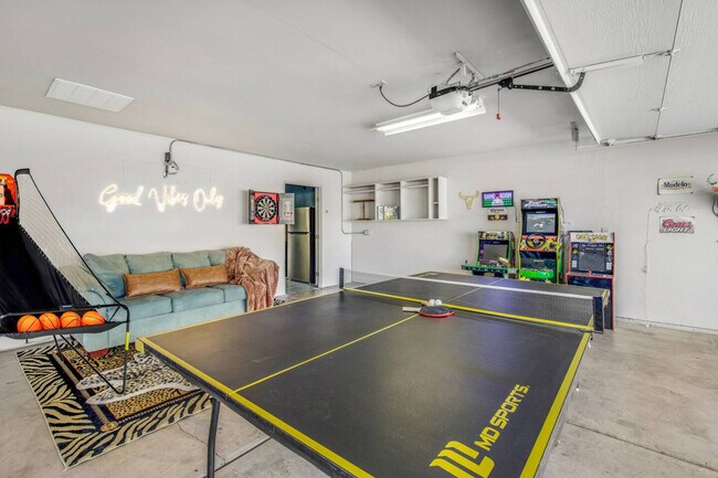 Building Photo - 1800 Burgundy Dr