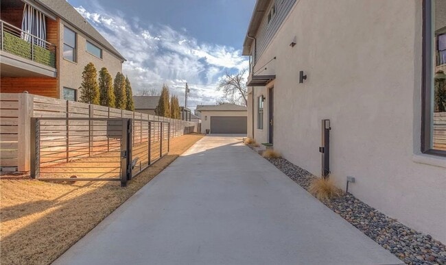 Building Photo - Downtown Okc' s finest!   Sophisticated, C...
