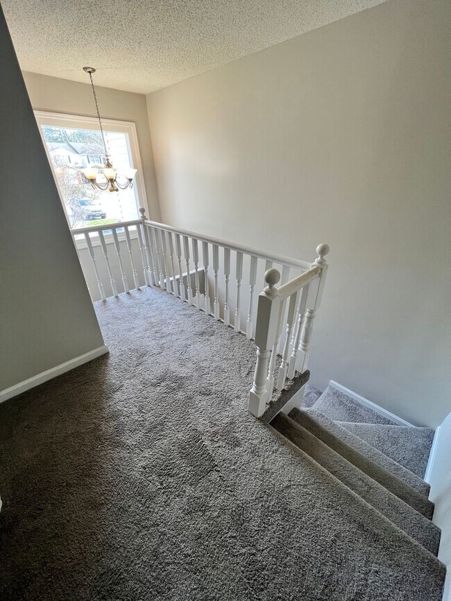 Building Photo - 575 Heritage Ct