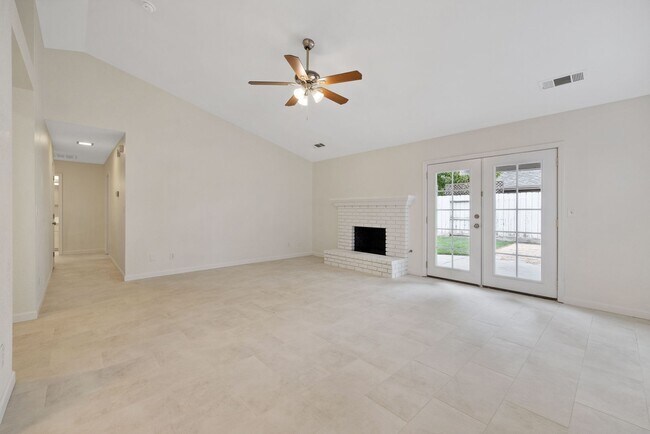 Building Photo - Pet Friendly, Updated NW Visalia Home Avai...