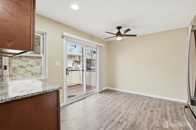 Building Photo - 160 Evergreen Rd