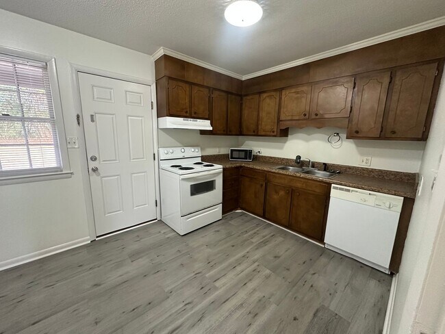 Building Photo - OPEN HOUSE 3/28 from 1PM to 3PM. Pet Friendly 2 Bedroom, 1 Bath Duplex Located in the Center of W...