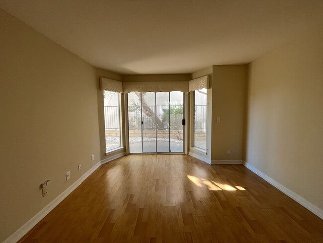 Building Photo - MOVE IN READY 5+4 in guard-gated Porter Ra...