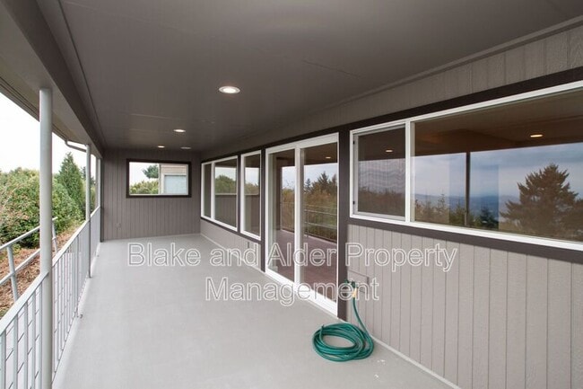 Building Photo - 4330 SW Council Crest Dr