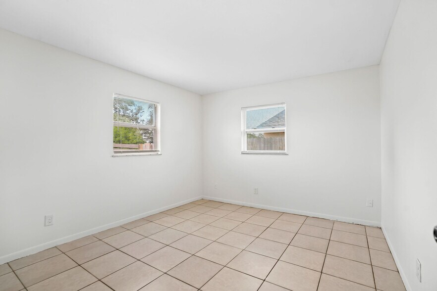 Building Photo - 1285 S Betty Ln