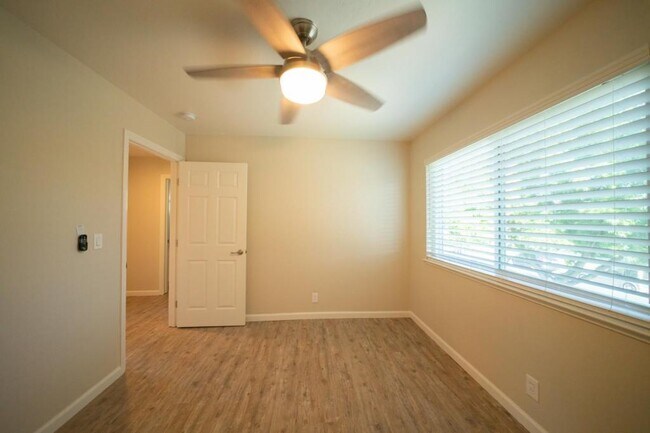 Building Photo - 1695 Whitwood Ln