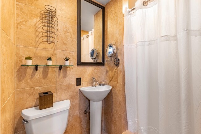 Building Photo - Studio King & Ensuite Bath - Midtown Manha...