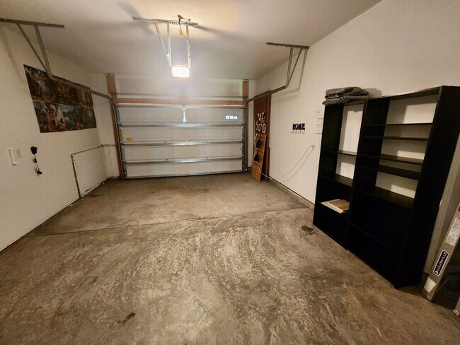 Building Photo - Well maintained end unit townhome in Grand...