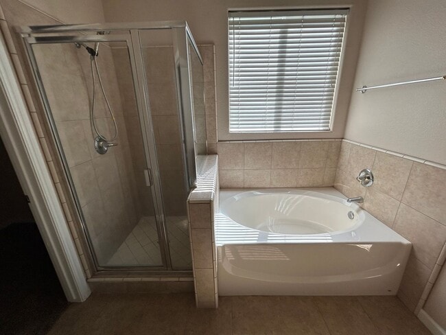 Building Photo - Spacious 6 Bedroom 3.5 Bathroom in SE Visalia!!