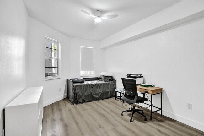 Building Photo - 533 NE 3rd Ave